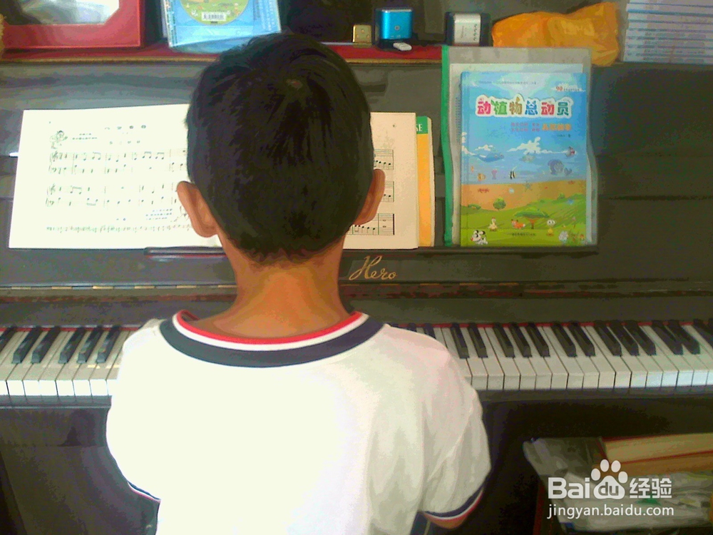 老年人怎样引导孩子自己喜欢学弹钢琴