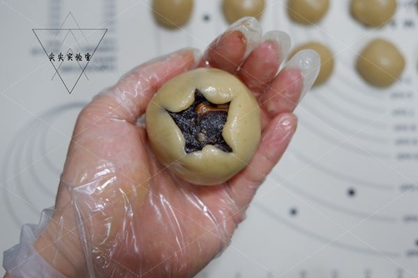 广式核桃枣泥月饼