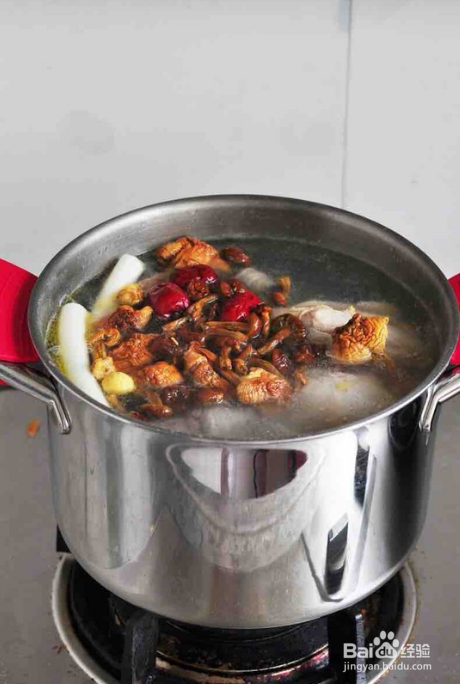 菌菇母鸡汤的做法