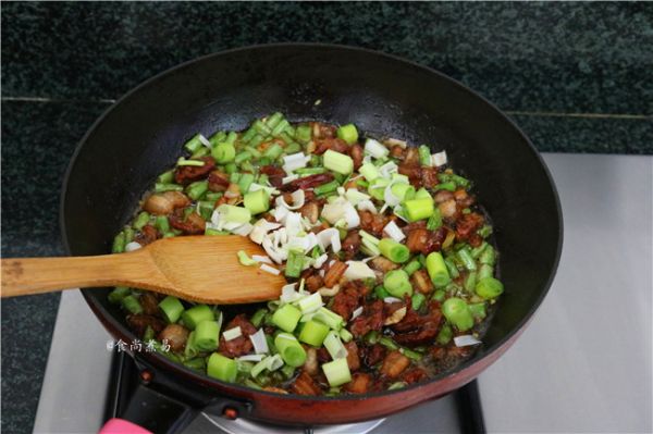 五花肉腊肠豇豆焖饭
