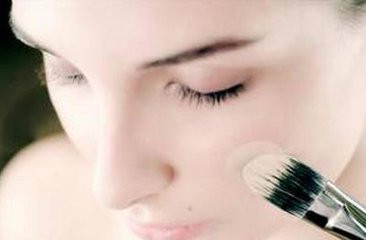 女人怎样正确用遮瑕来弥补底子