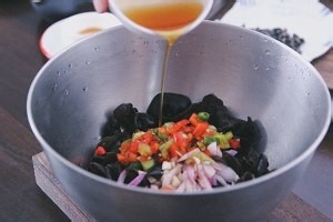 怎么做双椒拌木耳