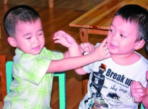 小孩打架该怎么办呢