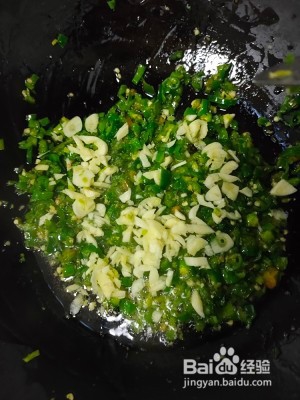 青椒蒜末皮蛋的做法