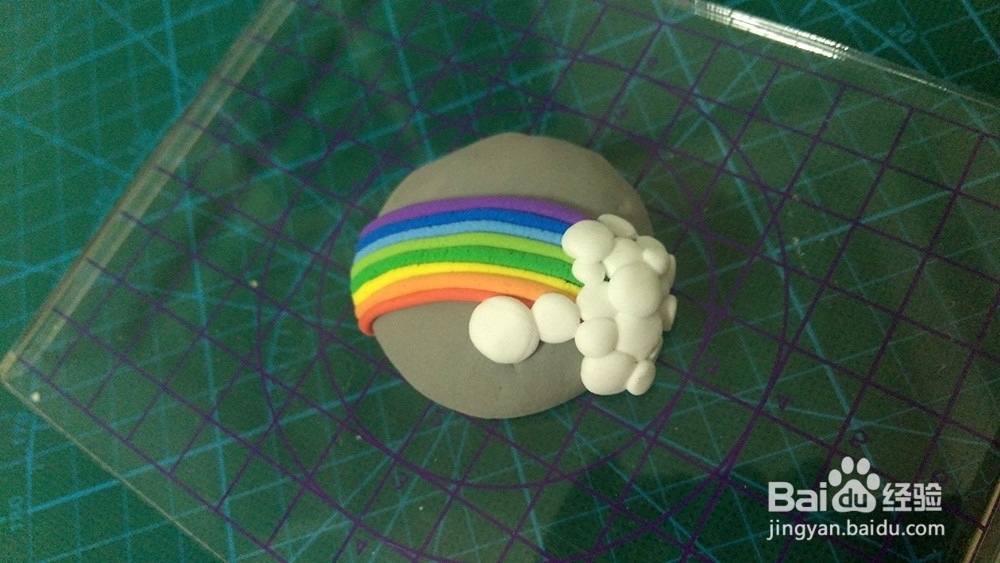 用粘土制作彩虹徽章