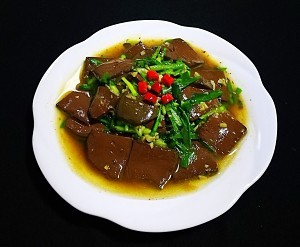 香辣滑嫩鸭血韭菜的做法