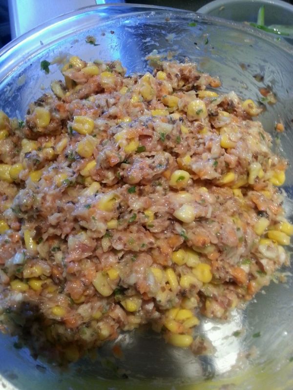 玉米猪肉木耳胡萝卜芹菜水饺