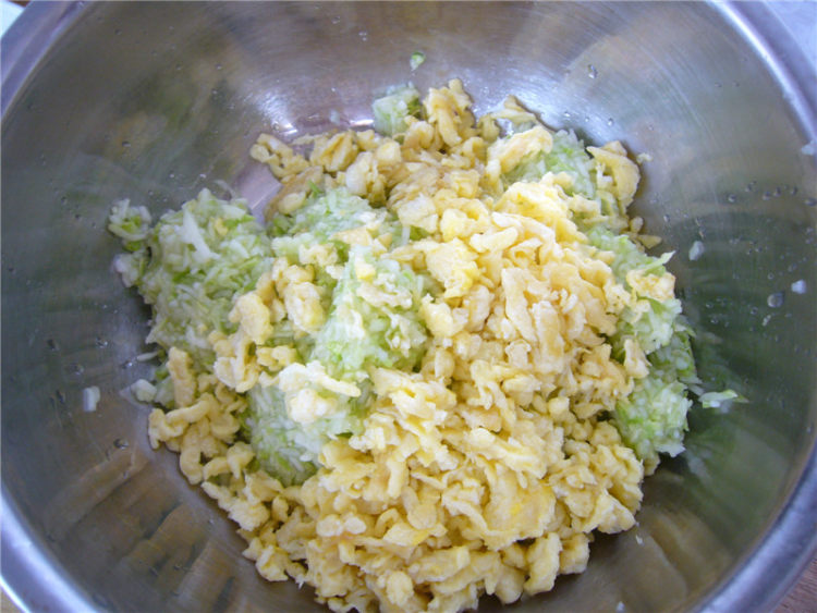 鸡蛋杂蔬包子的做法,我来教你哦!