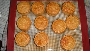 蛋黄莲蓉月饼
