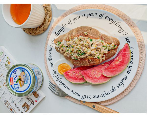 金枪鱼可颂三明治