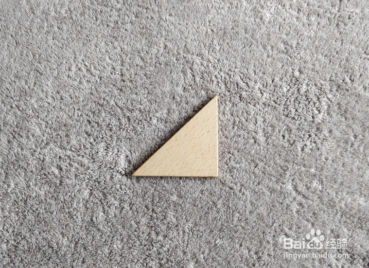 示范动作的教官用七巧板怎么拼？