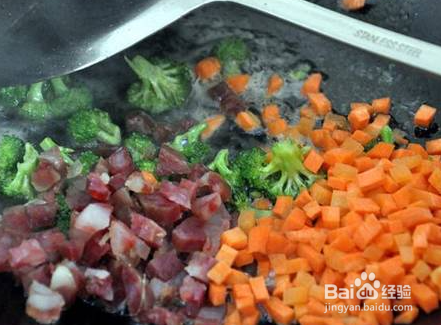 如何做蔬菜鸡蛋焖米饭