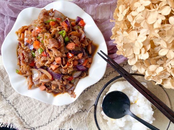 黑椒酱汁牛肉配白饭