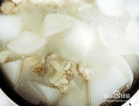 家庭自制白萝卜炖骨头汤