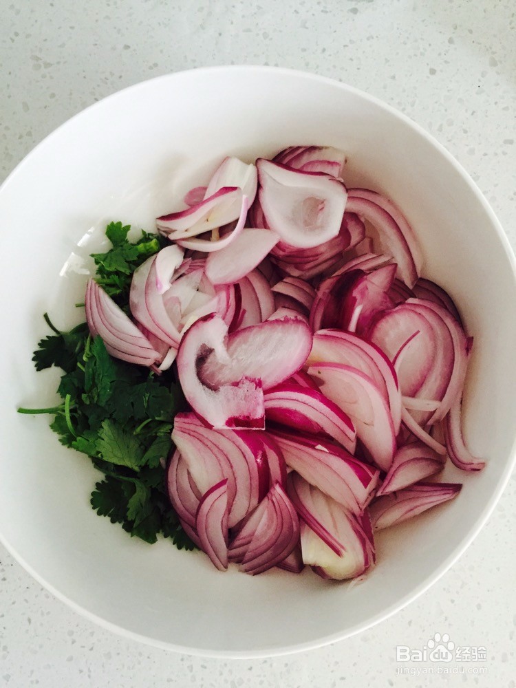 洋葱拌黑木耳的做法