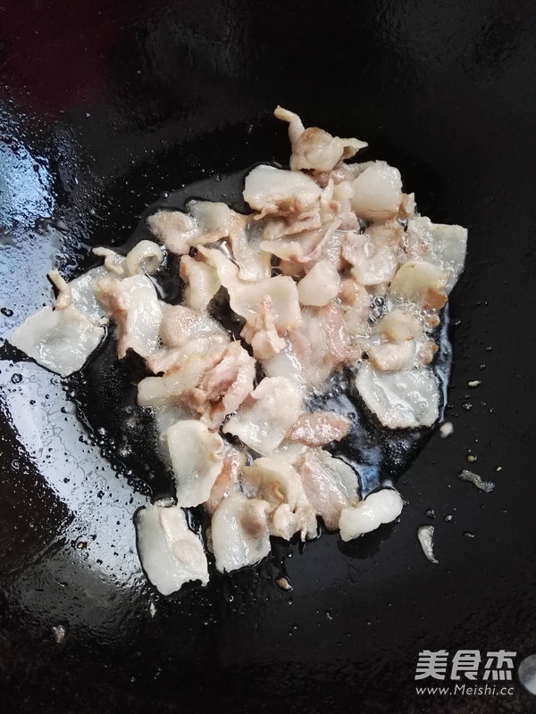 五花肉炒鲜蘑