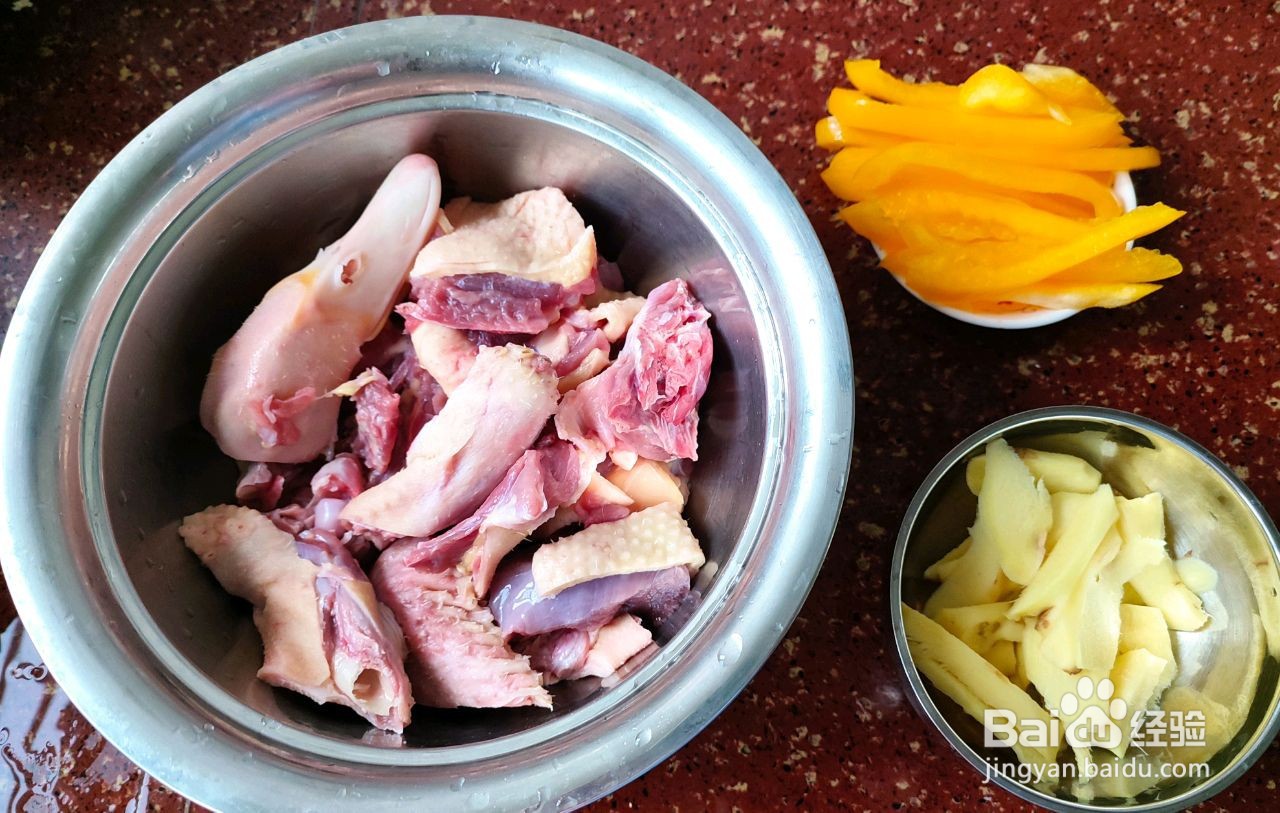 姜片焖鸭肉的做法