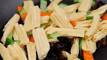 木耳腐竹小炒的做法