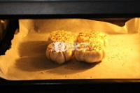 用微波炉烤出美味可口的黑胡椒烤大蒜