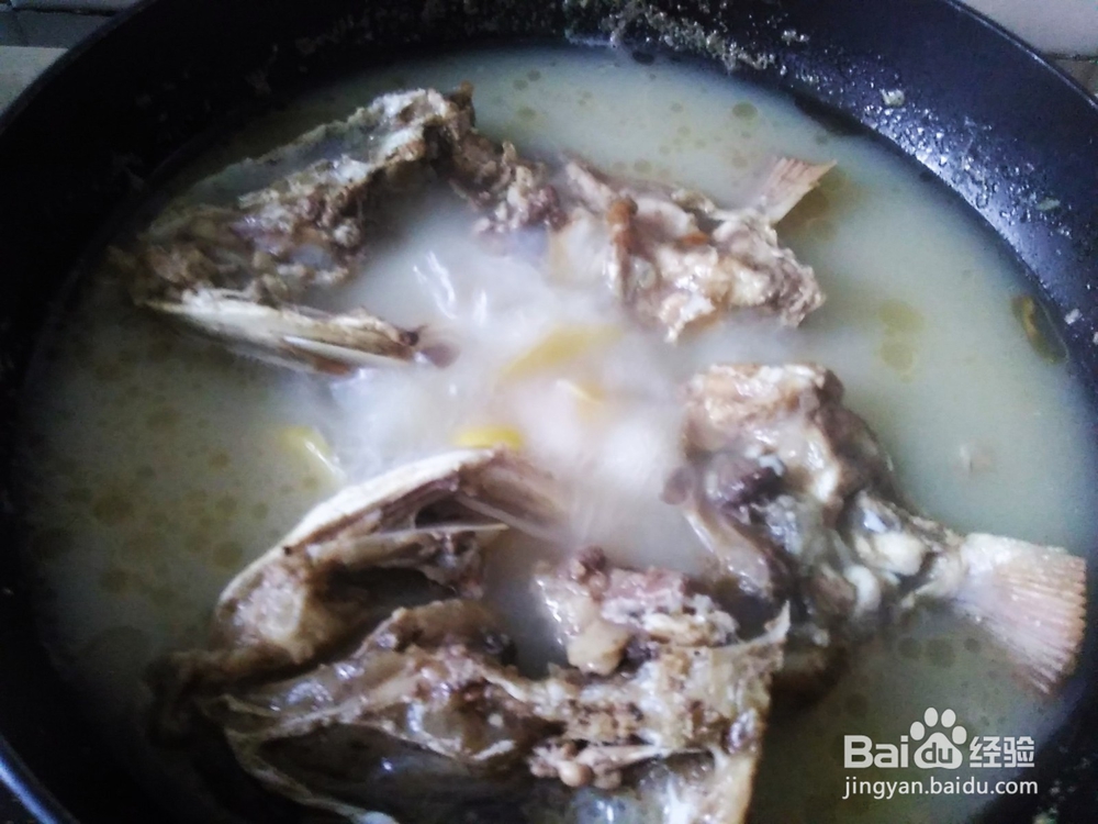 鱼头滚娃娃菜汤的做法