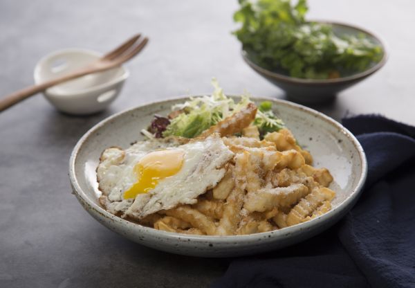 芝士美国曲薯配煎蛋沙拉