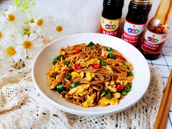 鸡蛋酱拌荞麦面