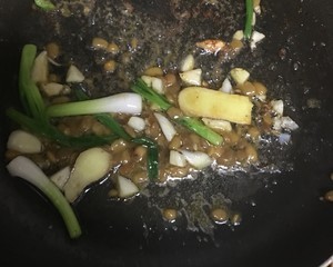 如何做黄豆酱扒皮鱼