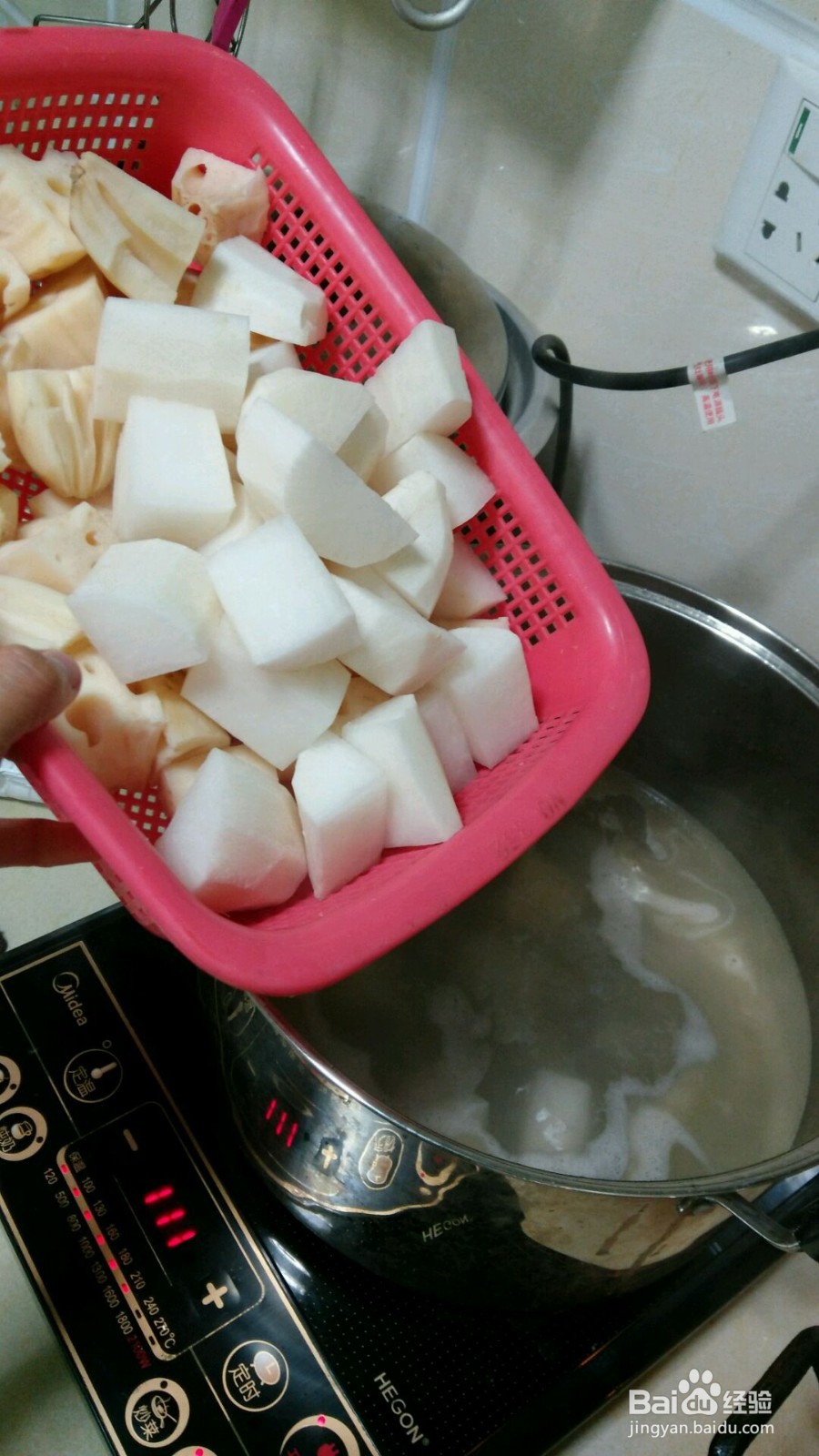 如何做出五香牛杂煲？