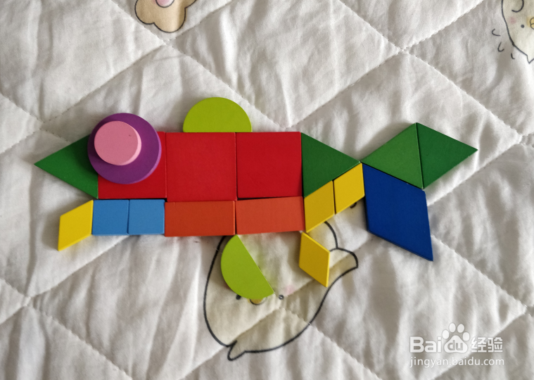 用几何形状积木怎么拼一条细长的海鱼?