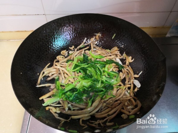 干煸茶树菇小白菜的做法