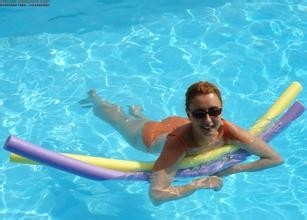 教你两种简单的游泳姿势