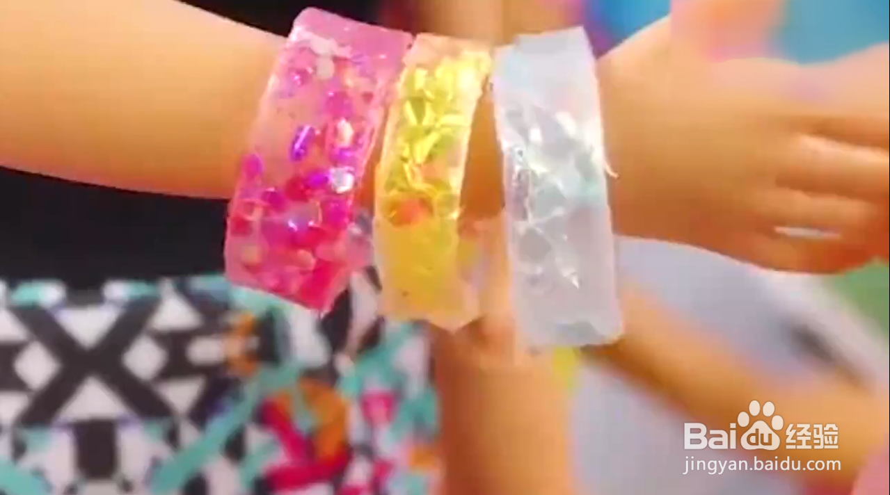 如何给芭比DIY好看的手环呢