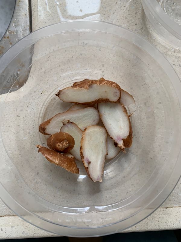 莲藕花生玉米猪脚汤