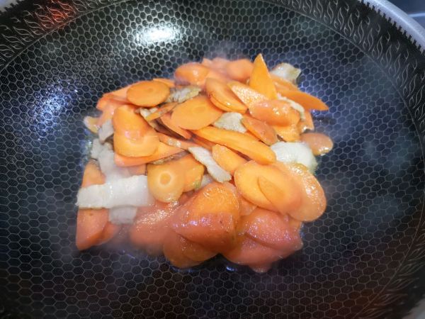 五花肉炒胡萝卜片