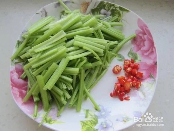 芹菜炒腊肠的烹饪