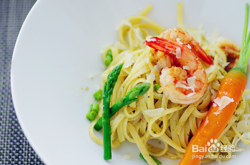 鲜虾罗勒意面的做法