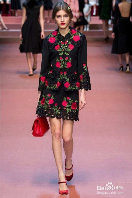 黑色搭配妖红玫瑰花色的四季装