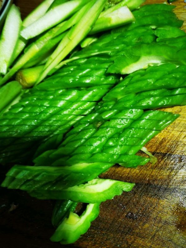 豆豉鲮鱼炒苦瓜