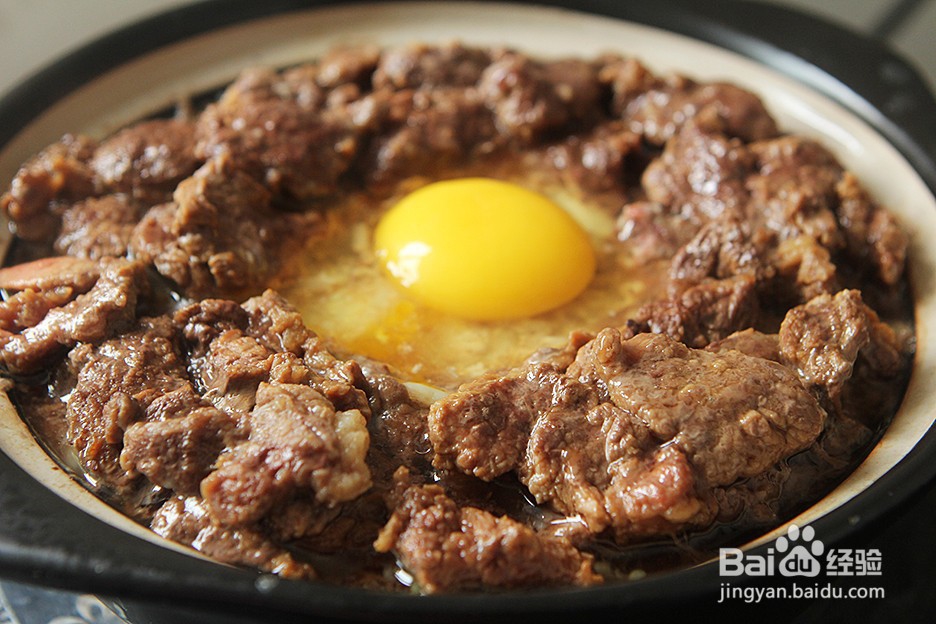窝蛋牛肉煲仔饭的做法
