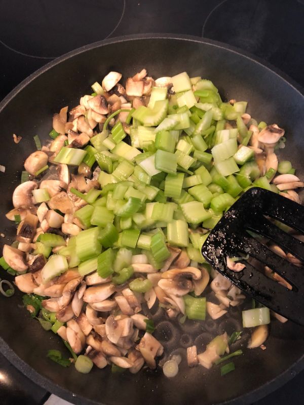 时蔬烩香菜牛肉丸