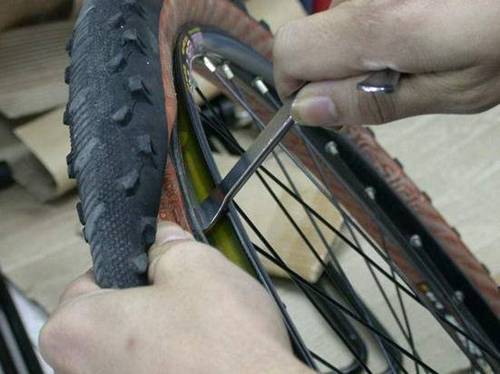 怎样正确地撬胎