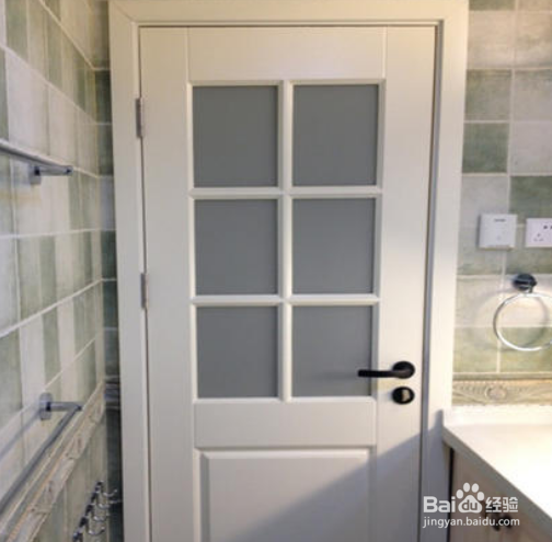 卫生间对大门怎么化解