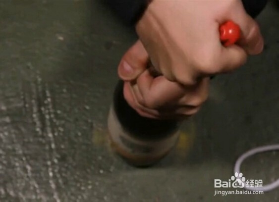 不用开瓶器,多种方法轻松开红酒