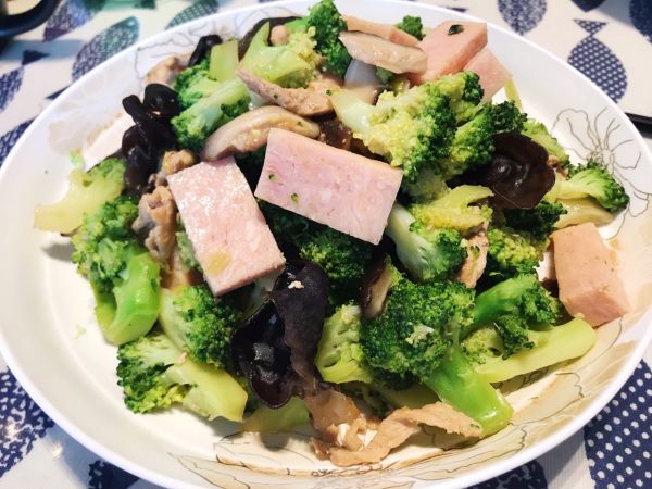 西兰花木耳炒午餐肉