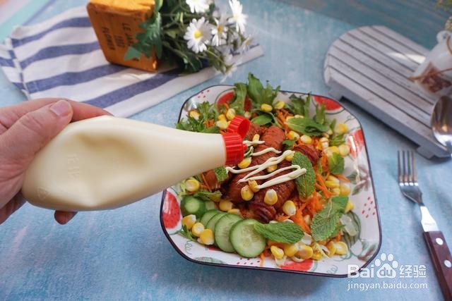 家庭自制热狗肠鲜蔬沙拉