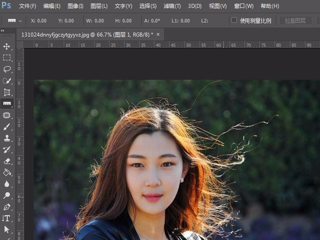 photoshop里如何使照片人物的脸变瘦变长