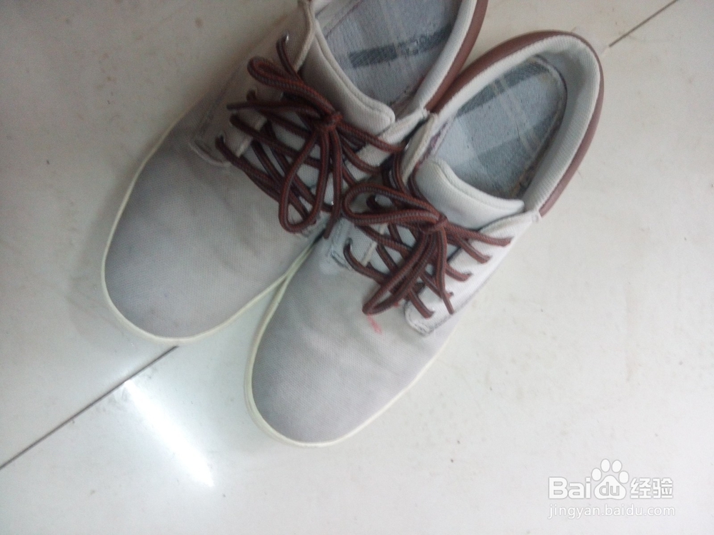 如何让你的鞋子去水渍，焕然一新。