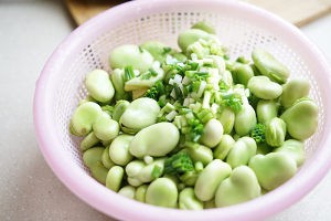 养生食补葱烧蚕豆的做法
