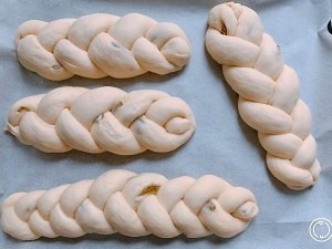 健康养生佳品葡萄干辫子面包的做法