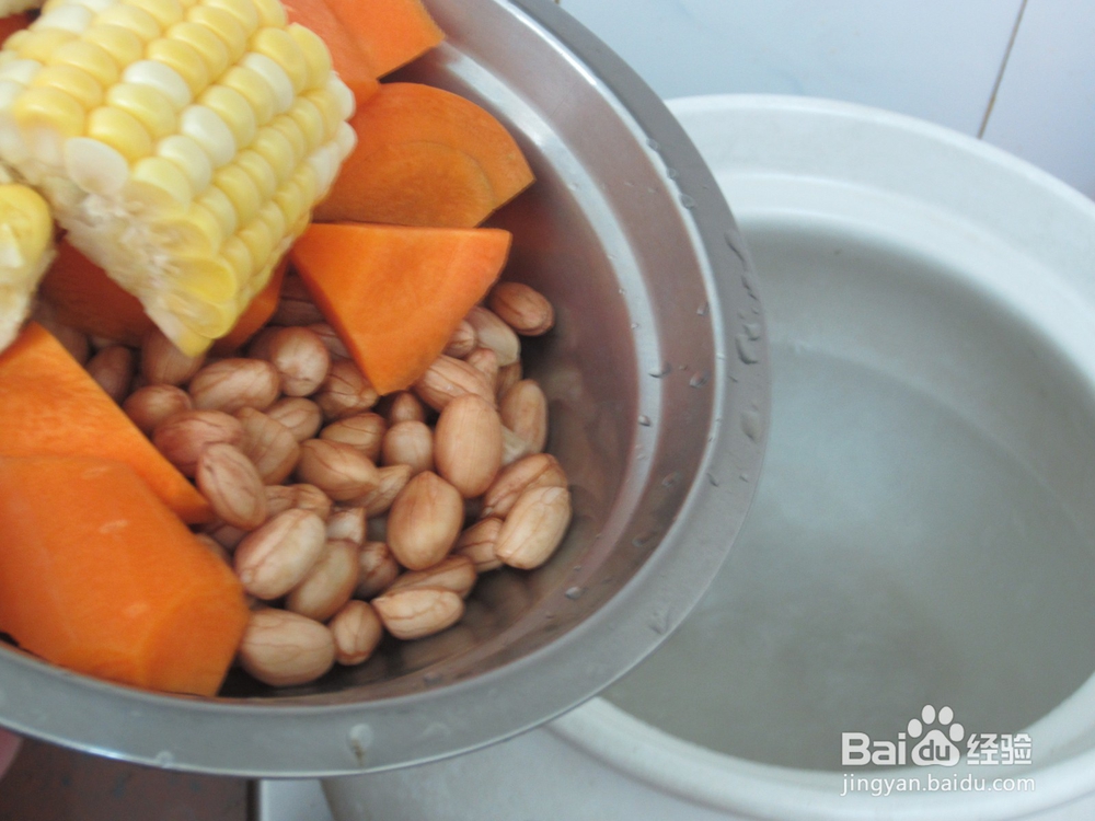 胡萝卜玉米花生鲫鱼汤